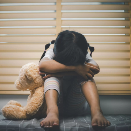 psicologia-itatiba-infancia-presente-garoto-escola-alunos-triste-trauma-infantil-emdr-julia-targa